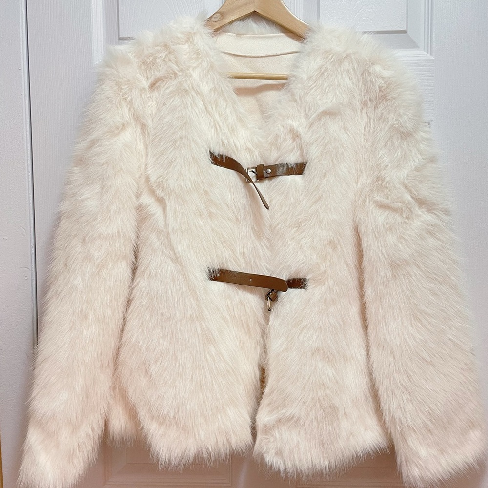 NWOT - Women‘s Luxury White Faux Fur Winter Coat